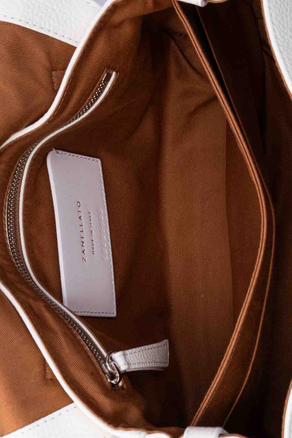 shop ZANELLATO  Borsa: Zanellato Postina Daily.
Doppia chiusura.
Classica grana dollaro regolare, molto soft leggermente lucida.
Dimensioni: Larghezza 29 cm, Altezza 20 cm, Profondità 15 cm.
Composizione: 100% pelle di vitello.. 068010 S 0950000-Z1190 number 3973521